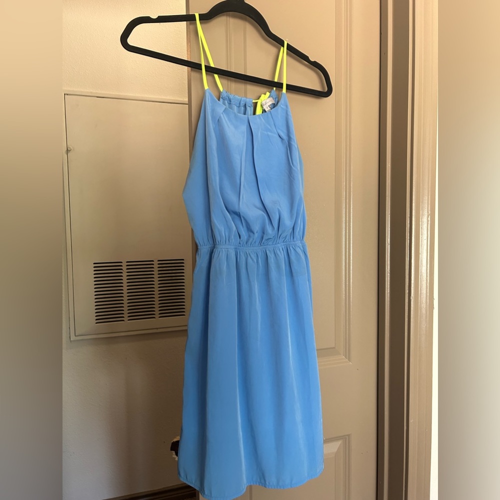 THIS DRESS IS AMAZING!!!! Sad to sell it but doesn’t fit anymore. Worn twice!
